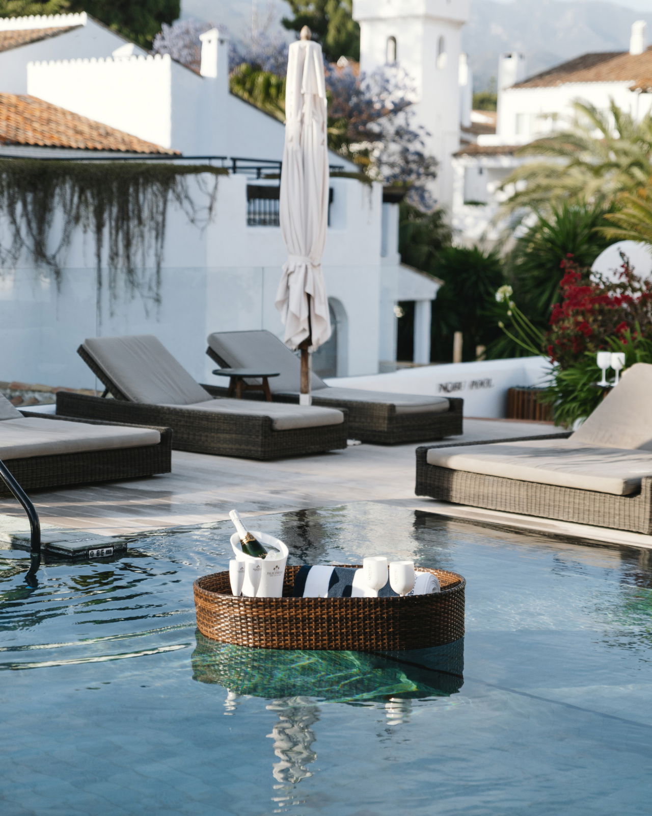 Flytande poolbricka oval brun