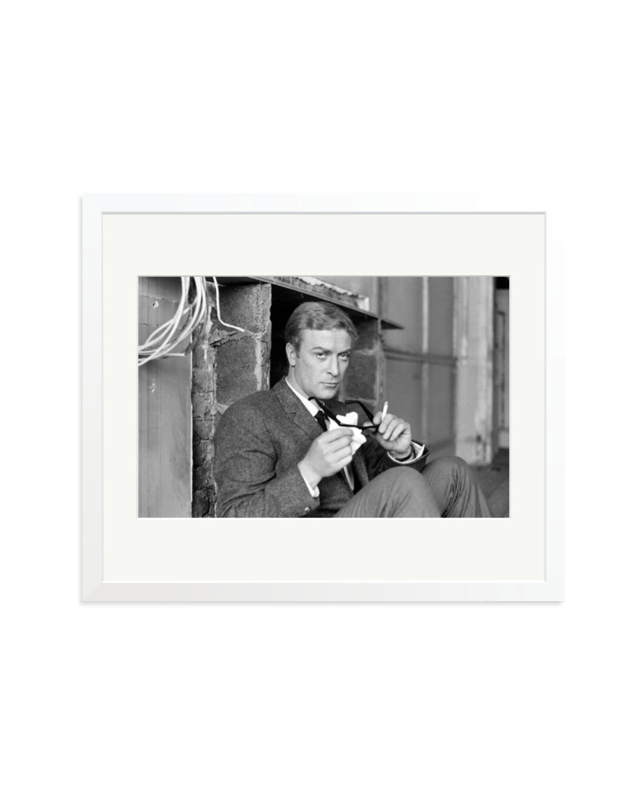 Caine on the set White / Large