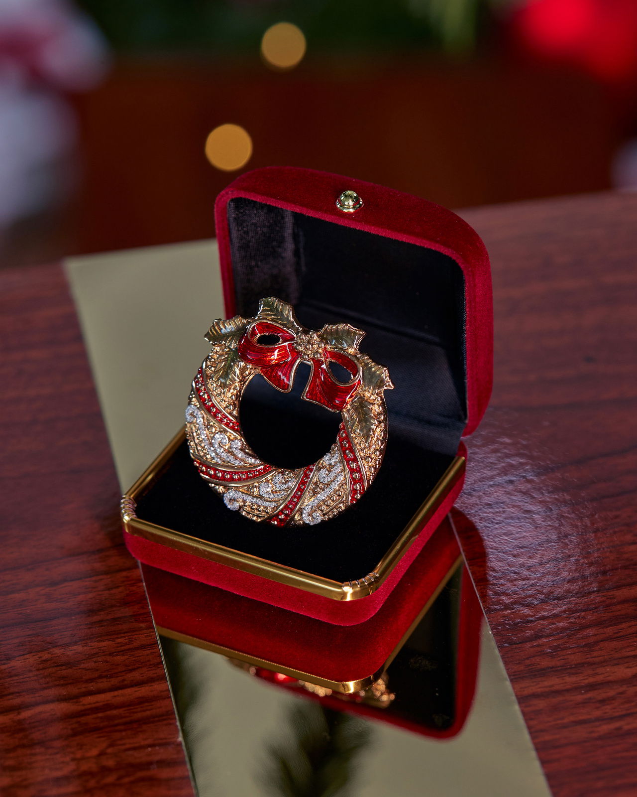 Selma Christmas Wreath Brooch Red
