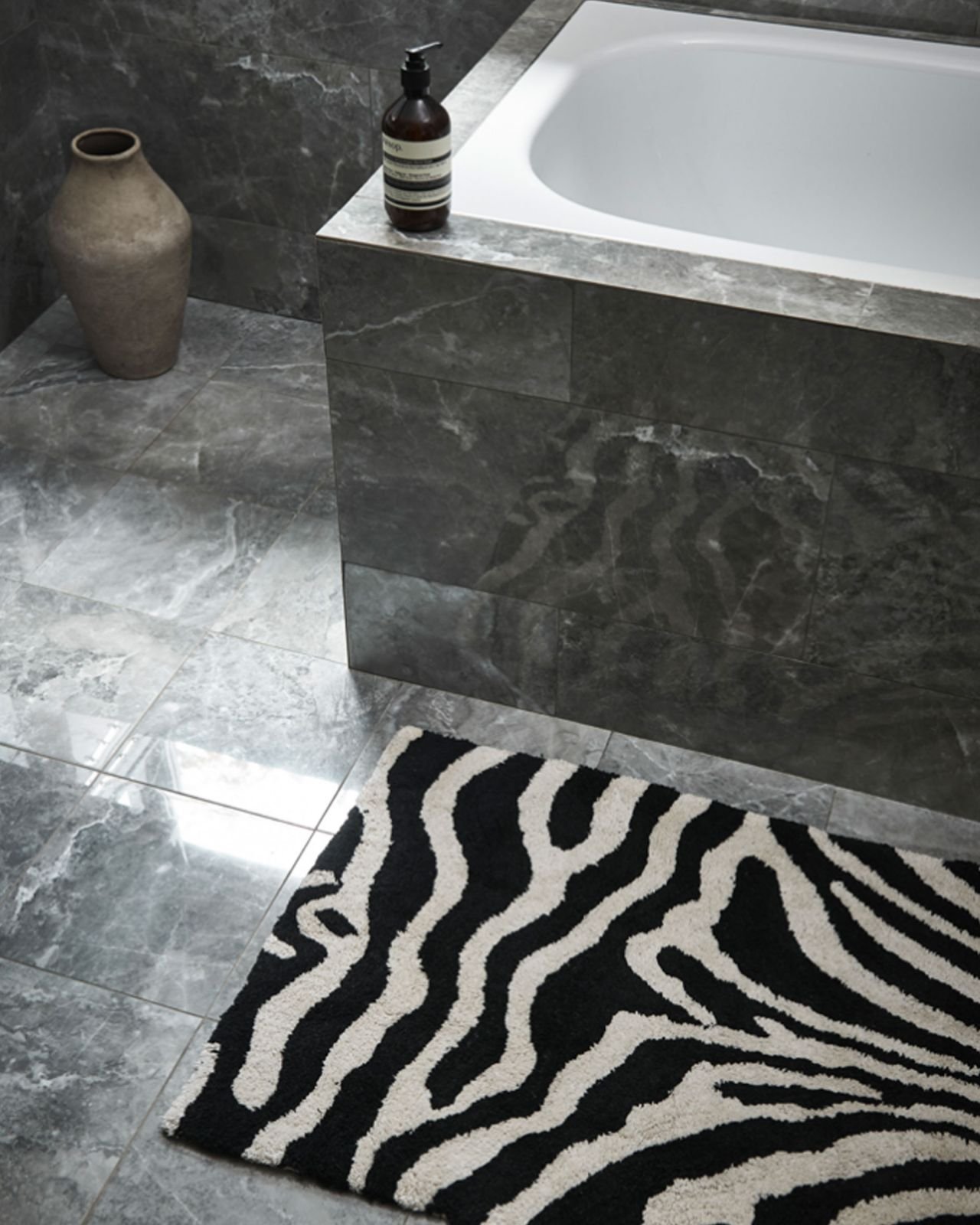 Zebra-kylpyhuonematto musta/valkoinen