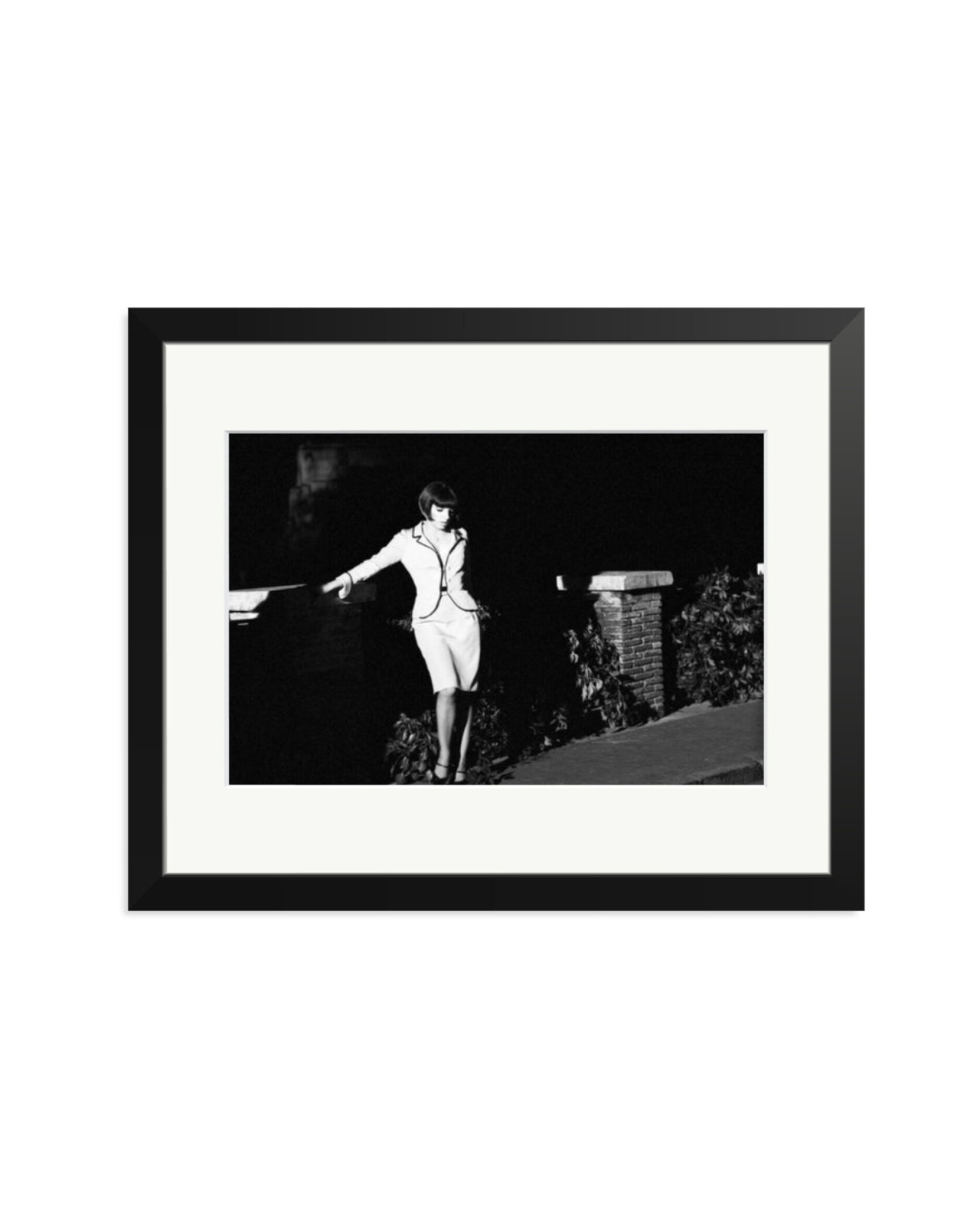 Liza Minnelli on set Black / Medium