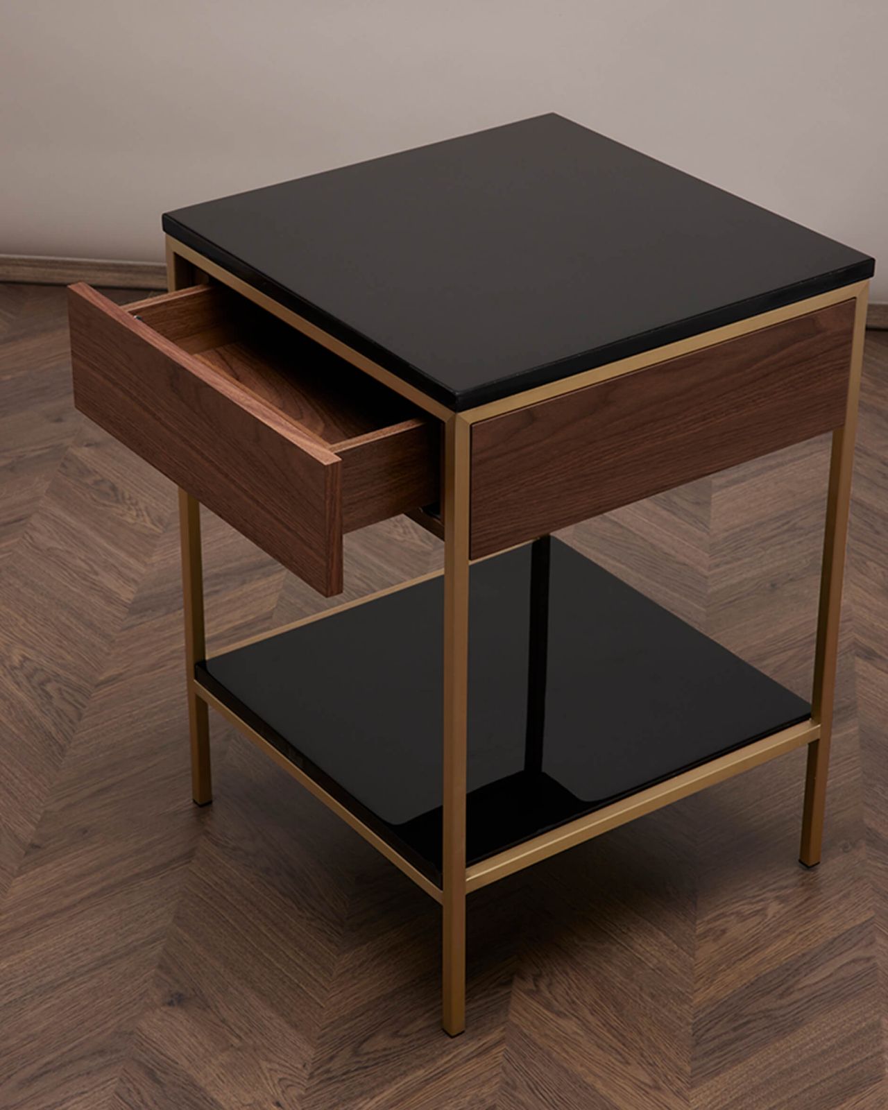 Erin sidobord mässing/valnöt