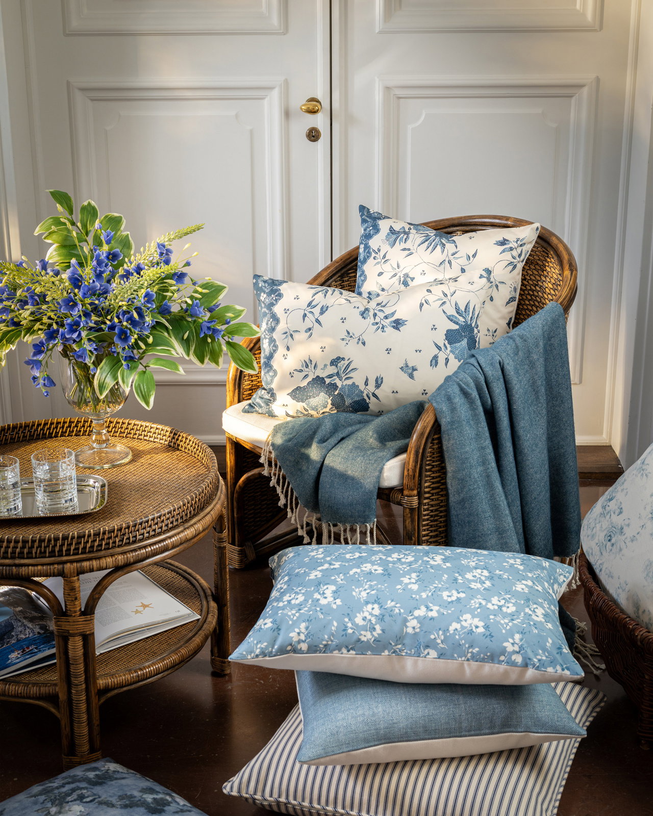 Elyria Floral Batik kuddfodral blå / vit