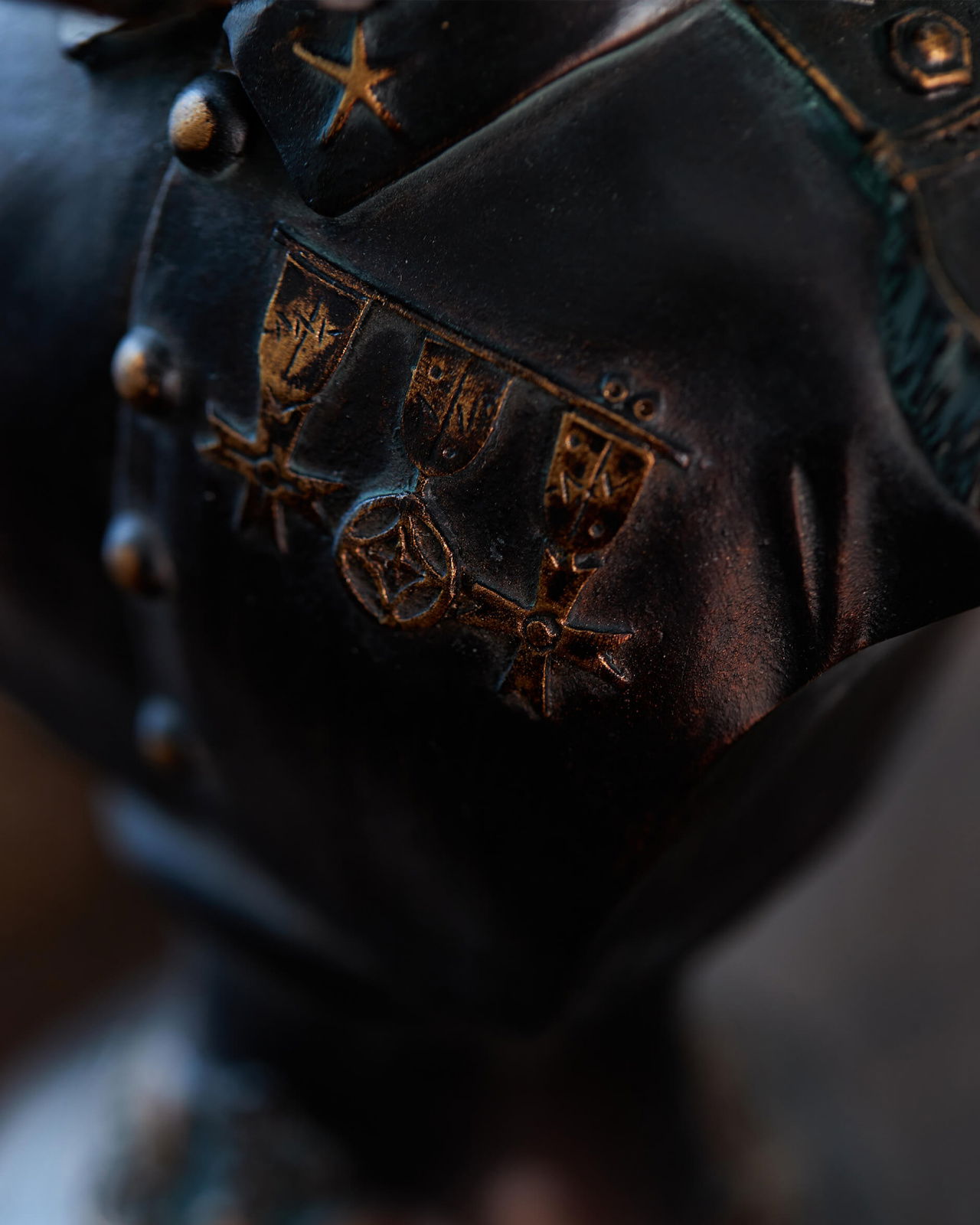 Dogporal skulptur brun