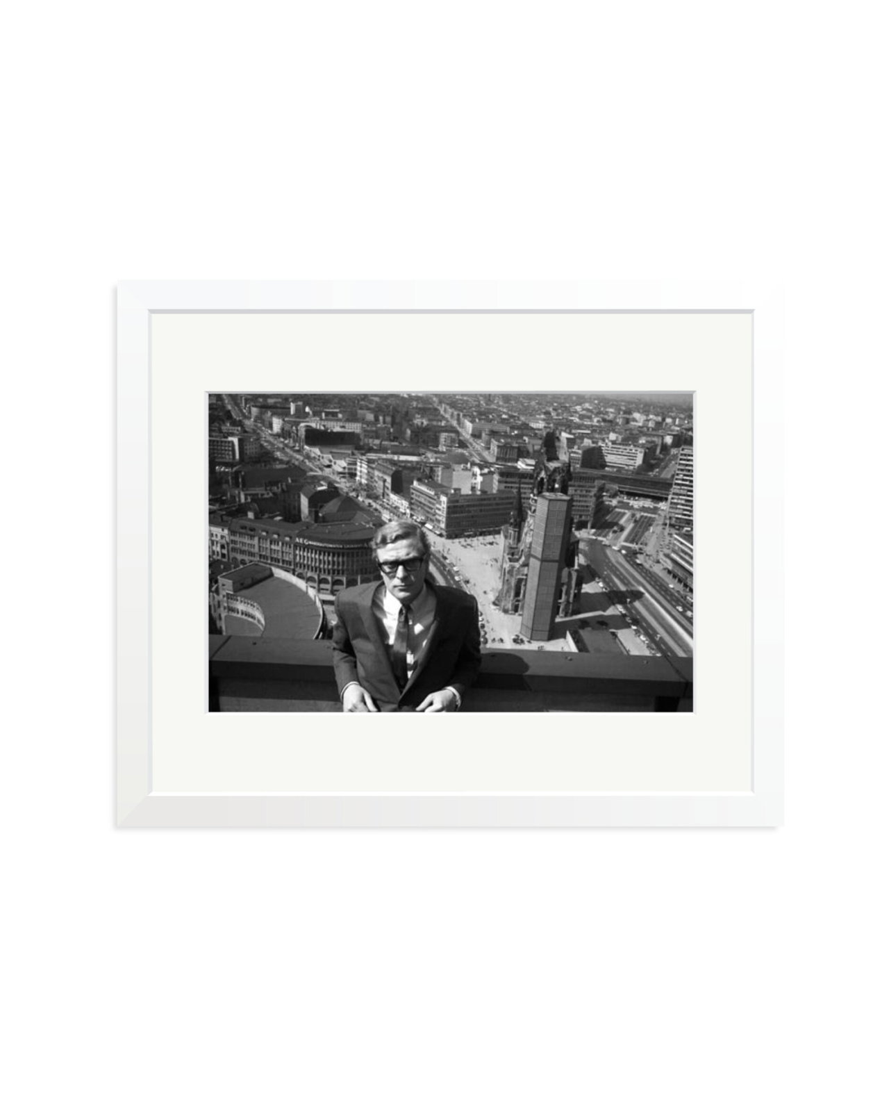 Caine, Funeral in Berlin White / Medium