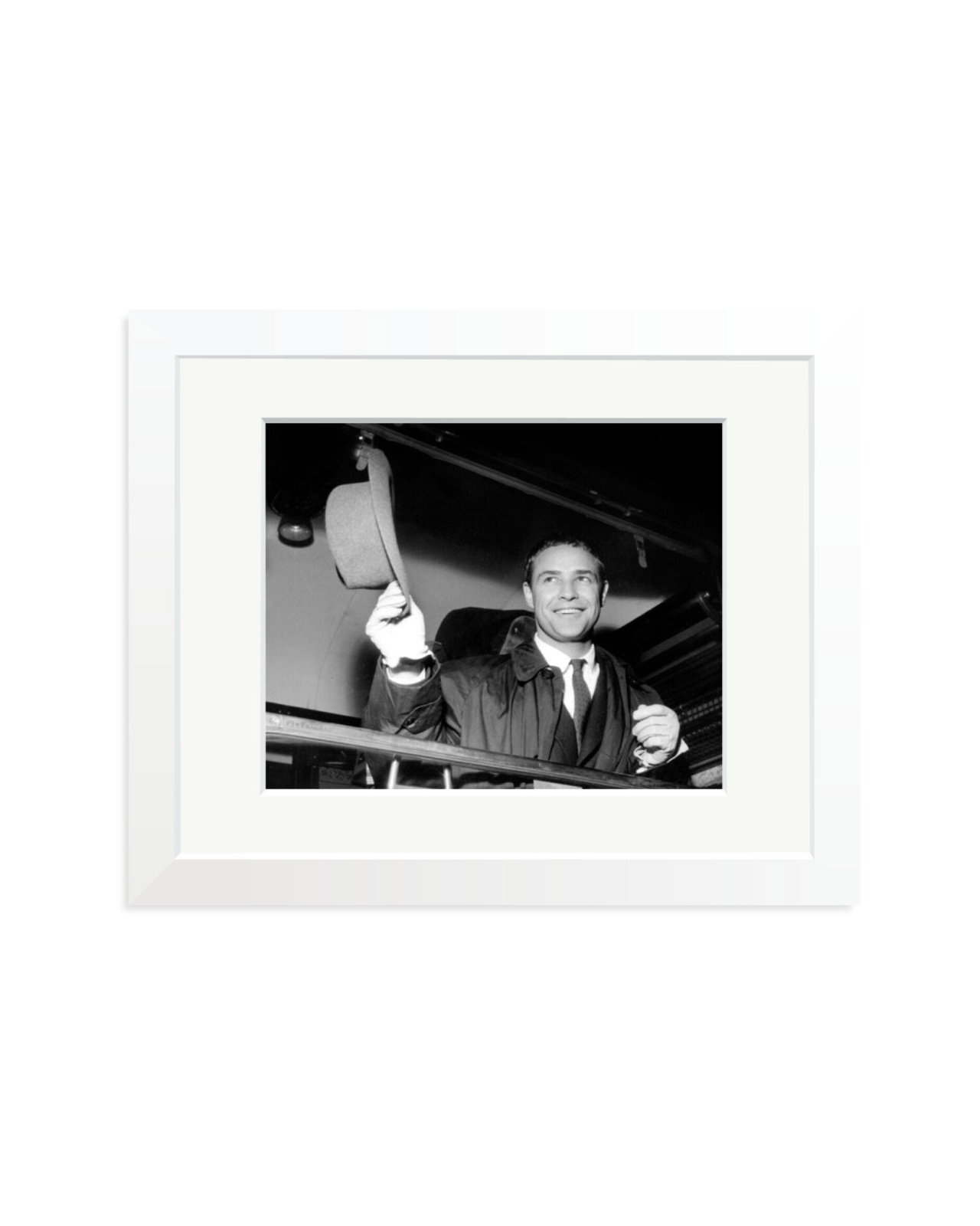 Waving Brando White / Small