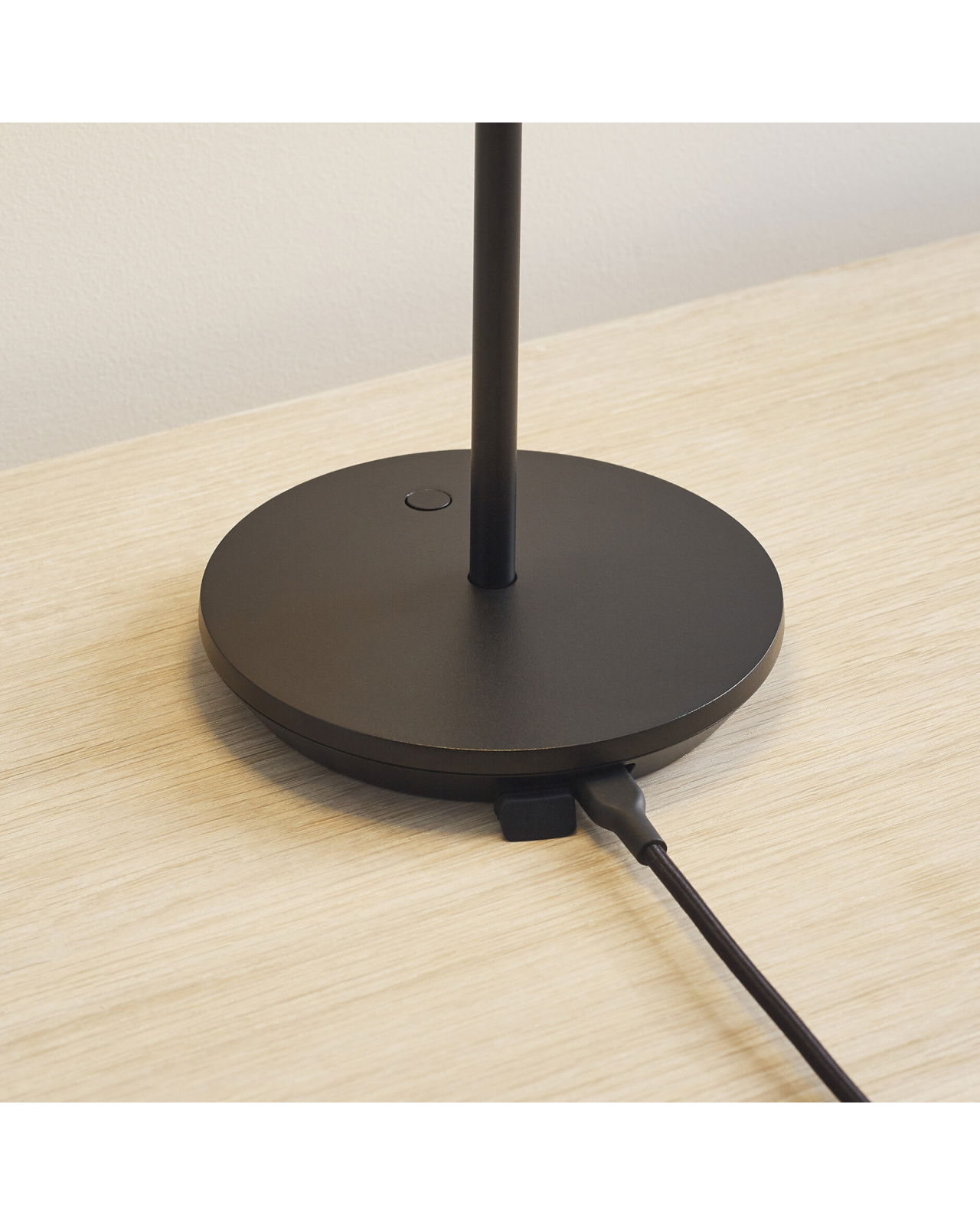 Nevis bordslampa uppladdningsbar svart