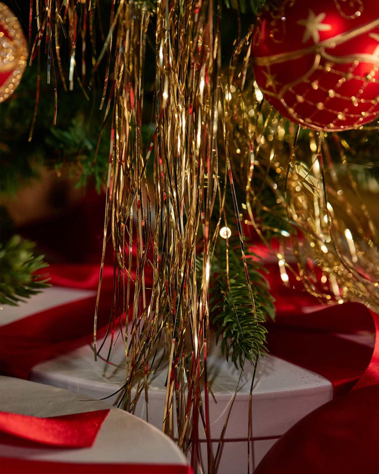 Lametta joulukoristeita kultaa