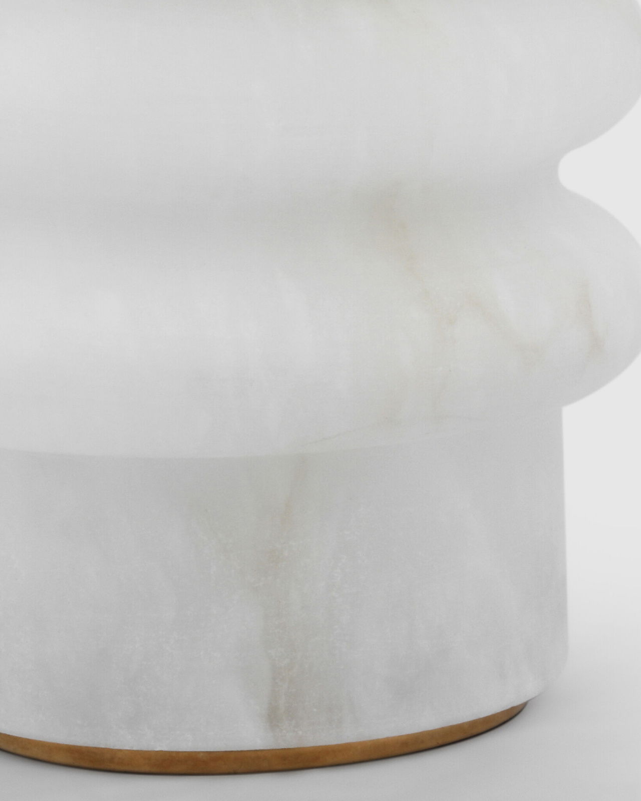 Onda bordslampa alabaster