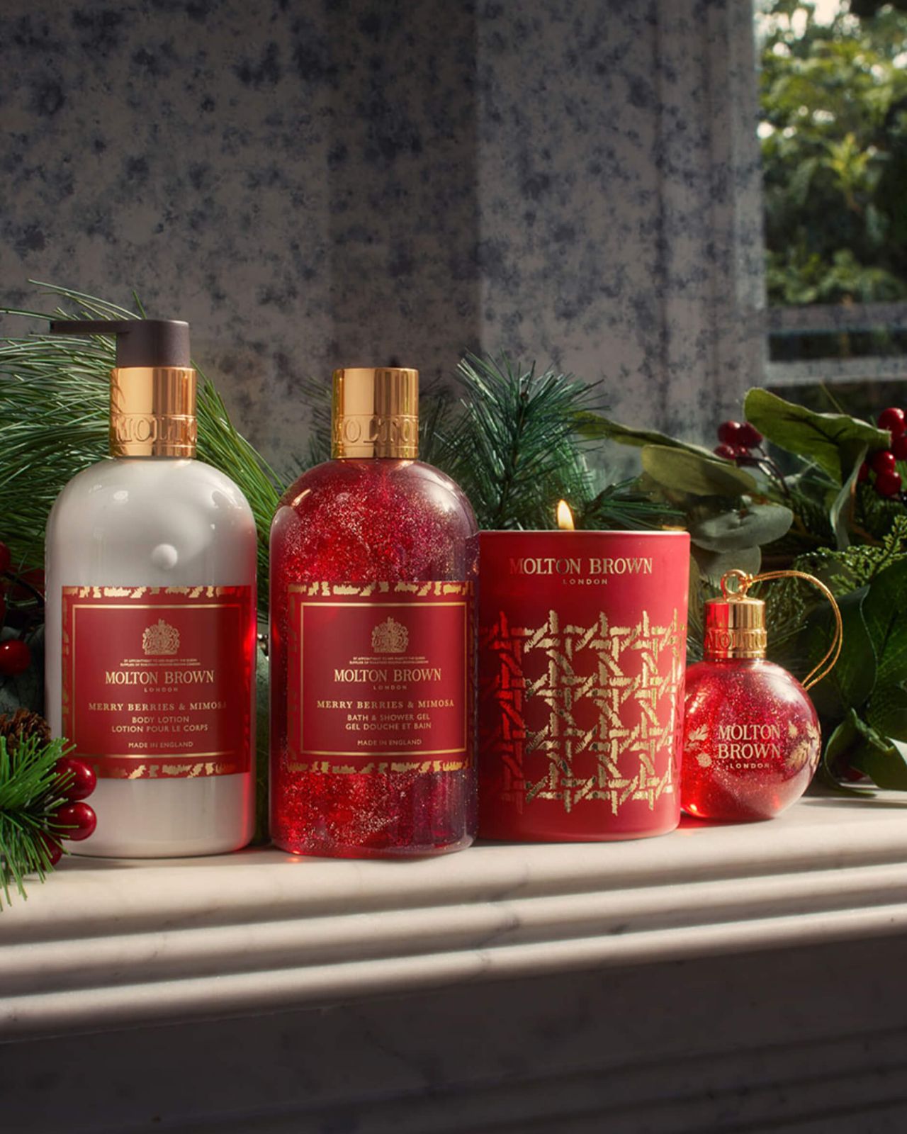 Merry Berries & Mimosa Festive Bauble shower gel