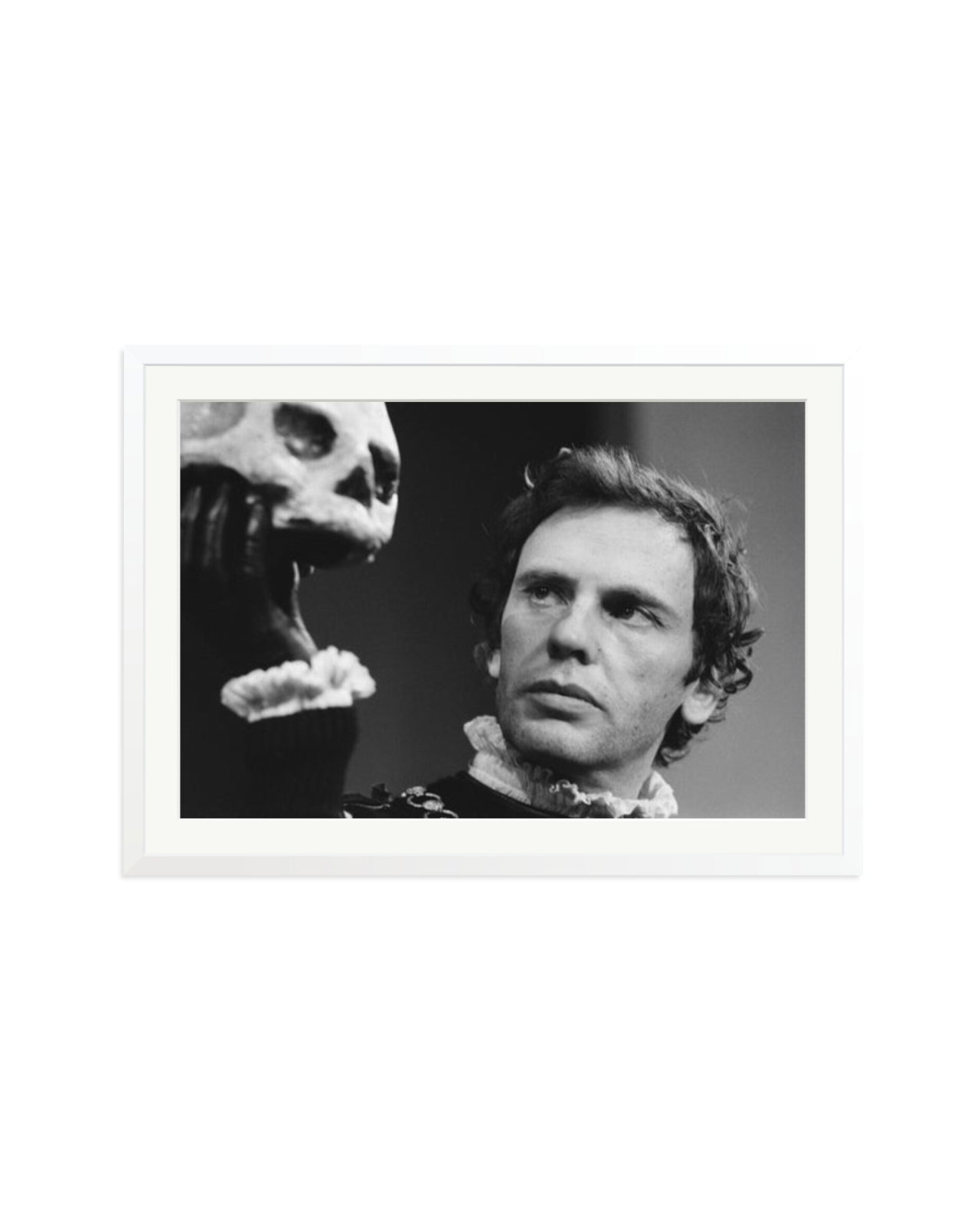 Trintignant Plays Hamlet White / XXL