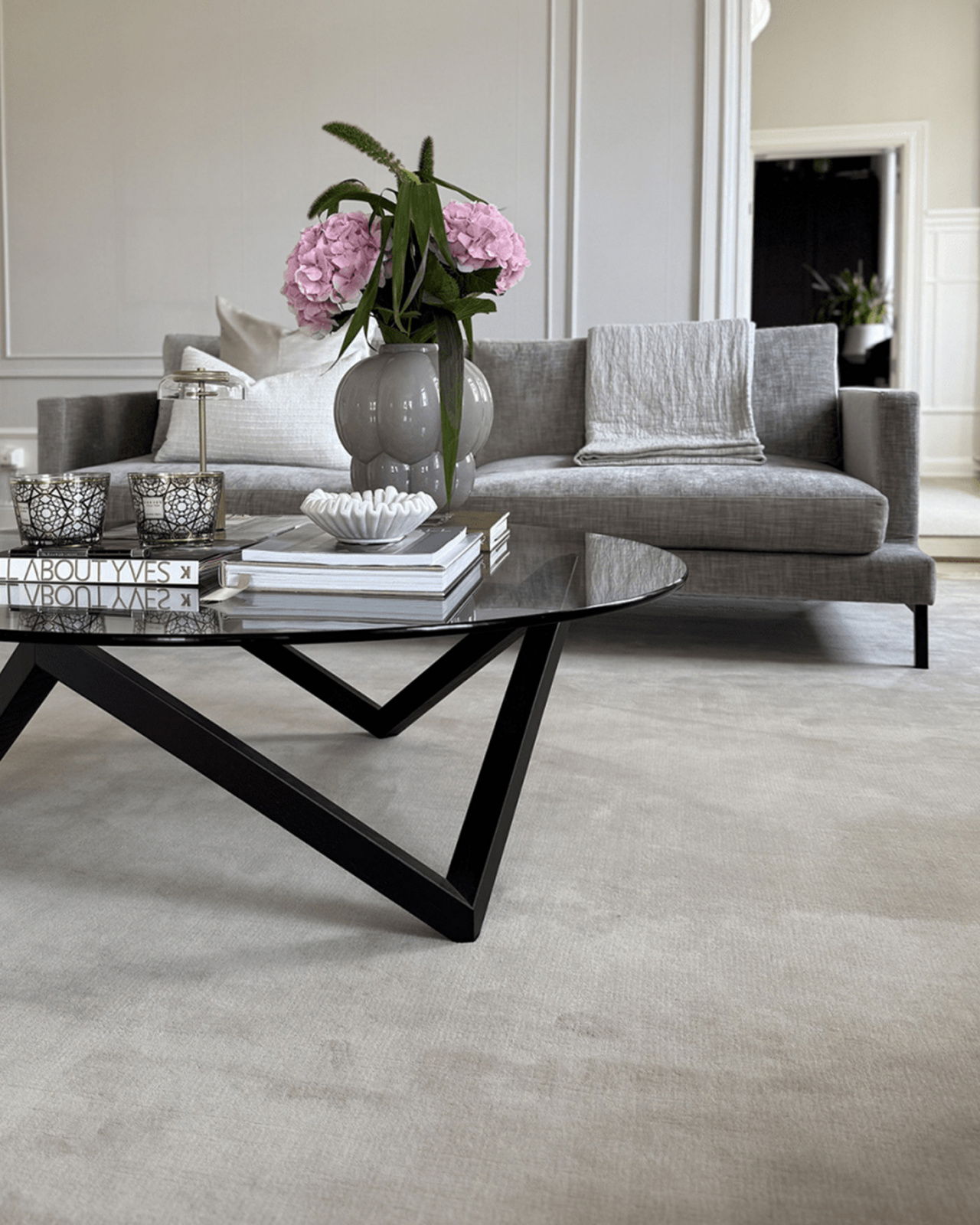 Lobby rug with edging beige