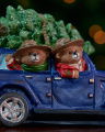 Beren in auto kerstdecoratie