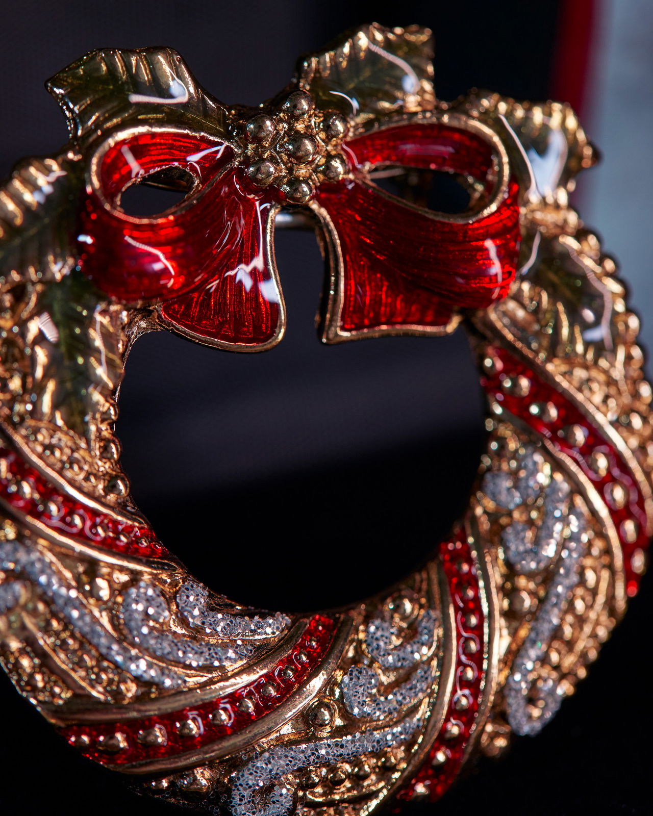 Selma Christmas Wreath Brooch Red